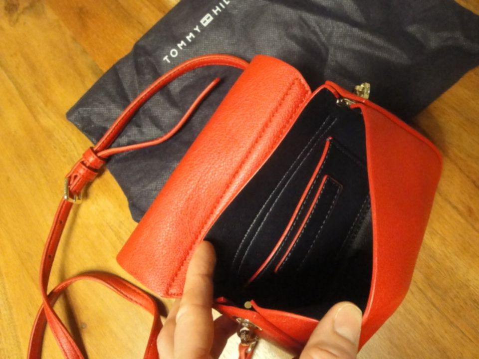 Tommy Hilfiger Tasche Wendetasche Rot Blau Gold w.NEU in Augsburg