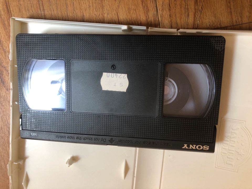 VHS Originalcassette „Die Studentin“ (La Boum 3) in Harpstedt