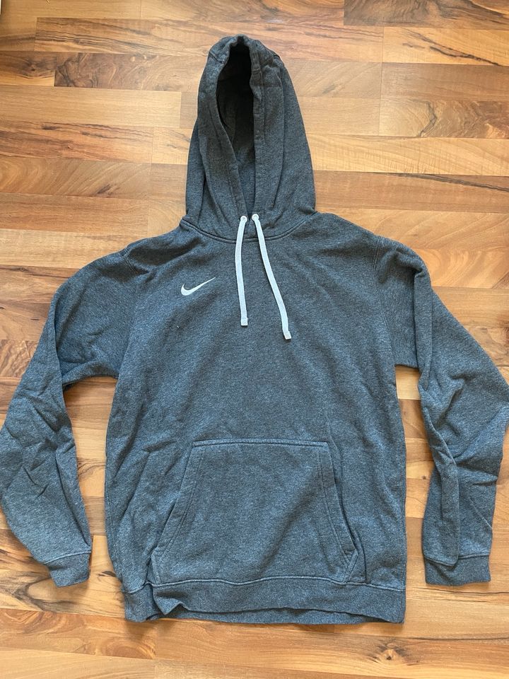 Nike Hoodie grau M in Döbeln