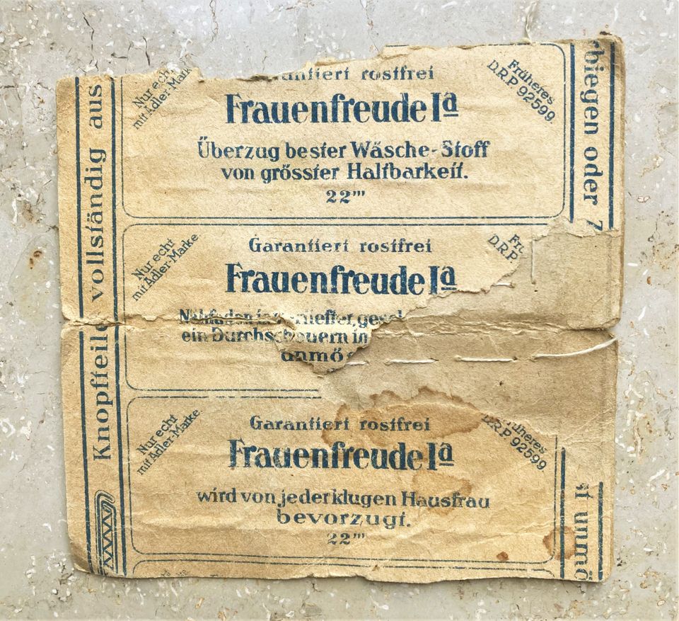 Frauenfreude 1a - 22 Knöpfe Vintage 20er Jahre Wäscheknöpfe in Remseck am Neckar