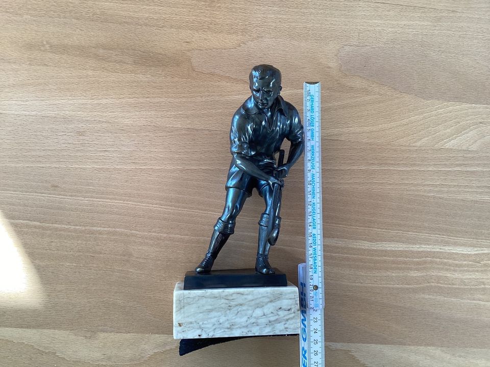 Antike Bronze Statue - Hockeyspieler in Wiesbaden
