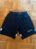 Kurze Sport/Fußballhose von Nike Gr. M =.137-147 cm Nordrhein-Westfalen - Lengerich Vorschau