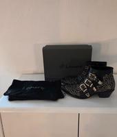 Lemare Stiefeletten in schwarz mit goldenen Nieten Gr.40 Hessen - Schmitten Vorschau