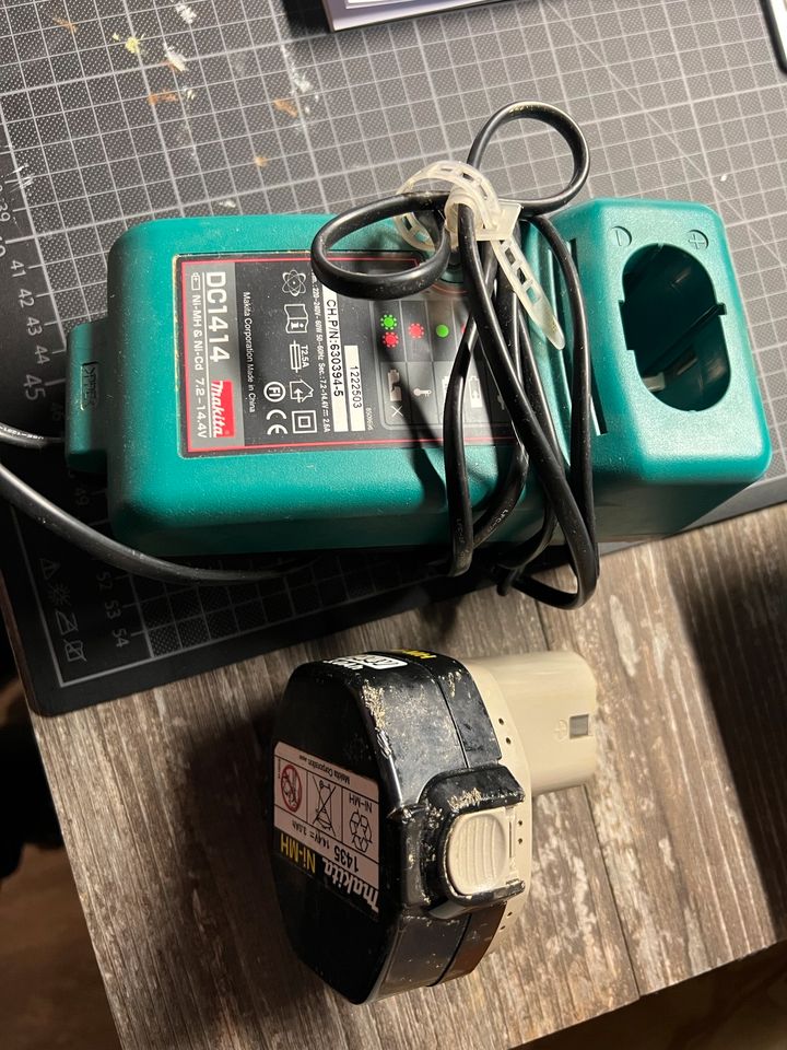 Makita Ladestation mit Akku 3.0 Ah in Osdorf