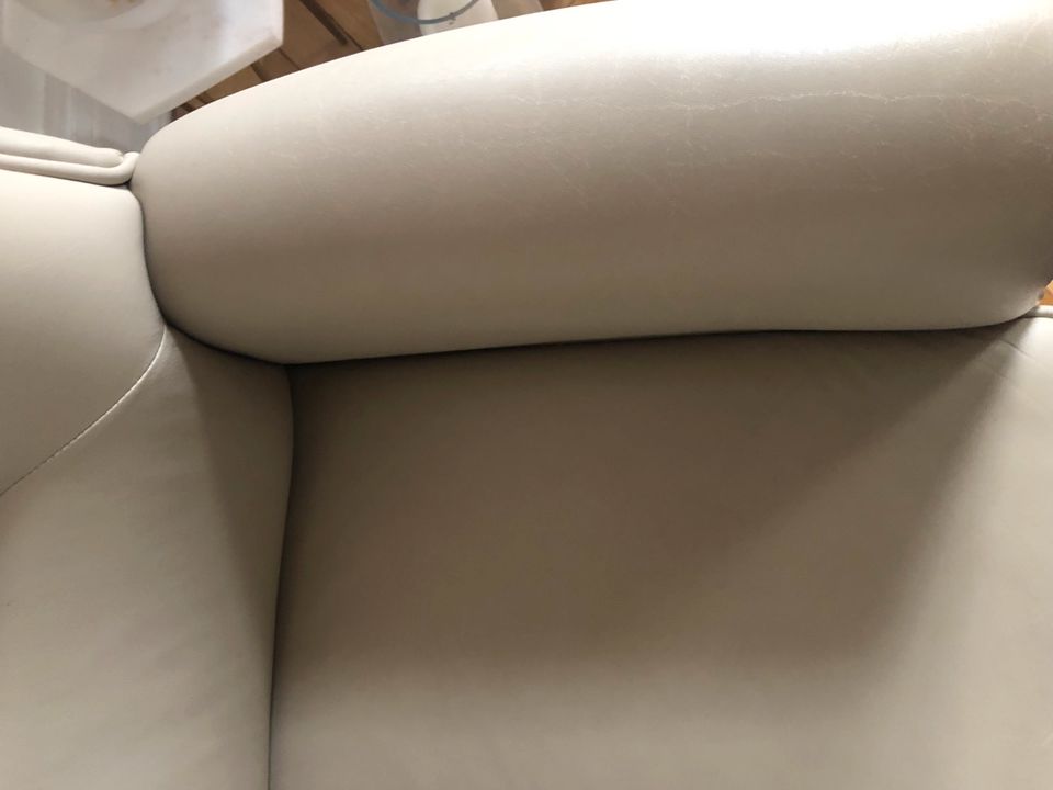 Beiges Kunstledersofa in Hamburg