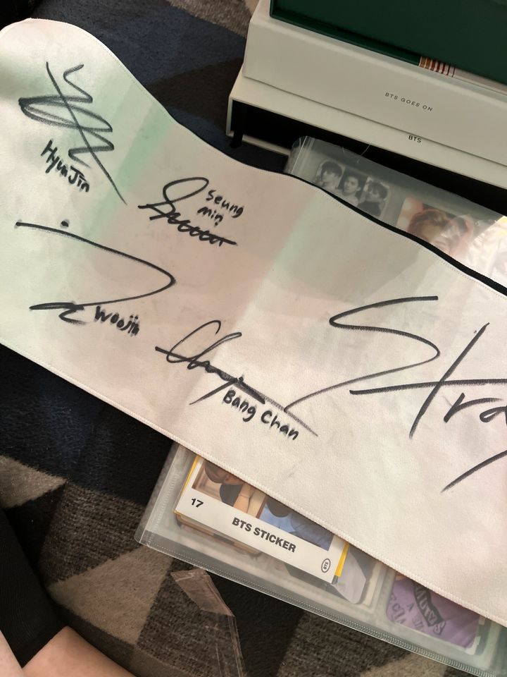 Stray Kids - Music Bank in Berlin 2018 SIGNED & Hyunjin KISSED it in Wirges  