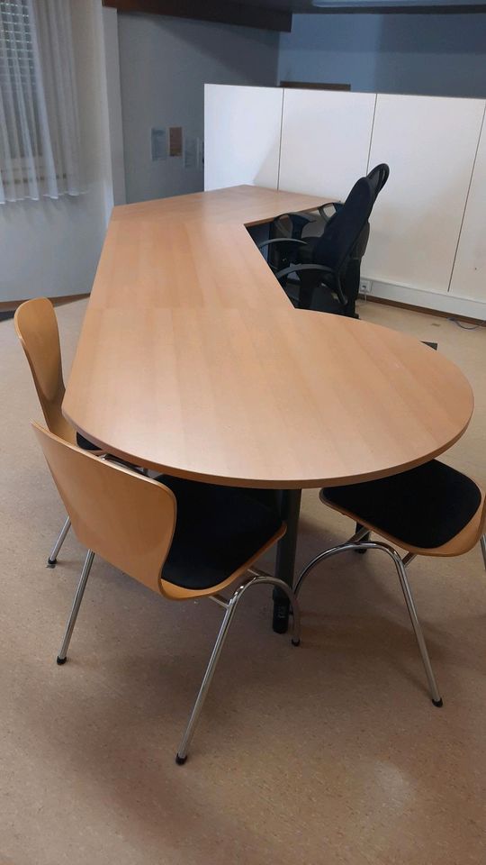 Schreibtisch mit 2 Bürostühlen & 3 Stühlen in Schorndorf