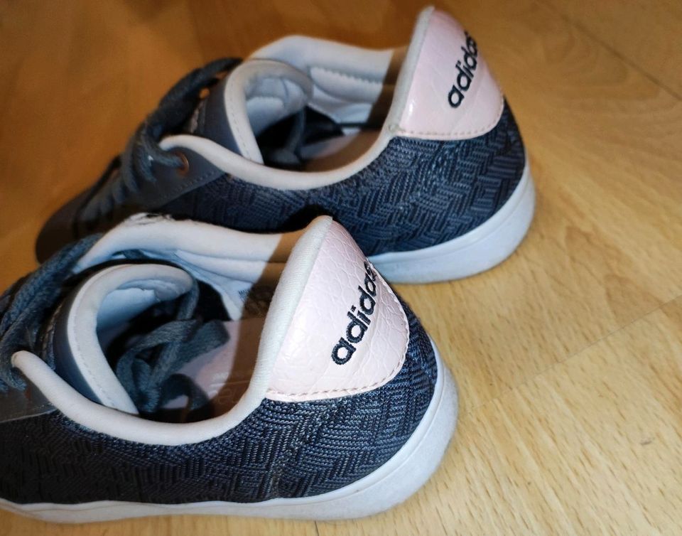 Schöne Adidas neo Sneaker grau, mit rosa Akzent in Tübingen