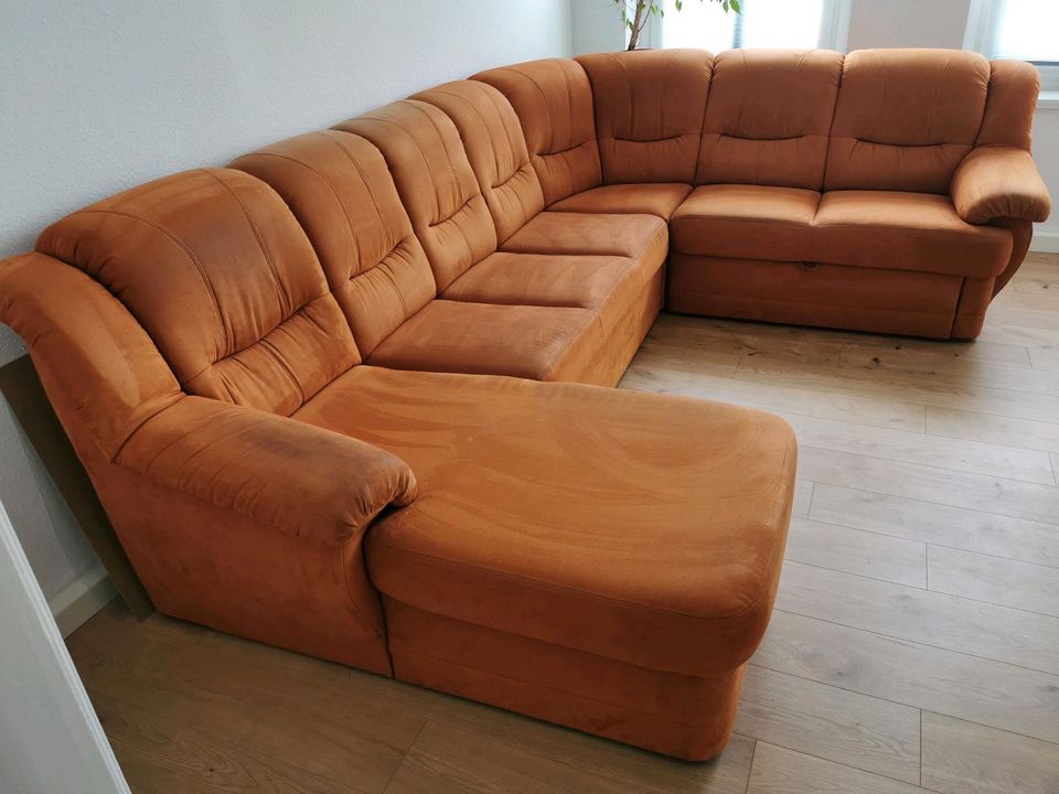 Sofa in L Form orange gut erhalten in Leipzig