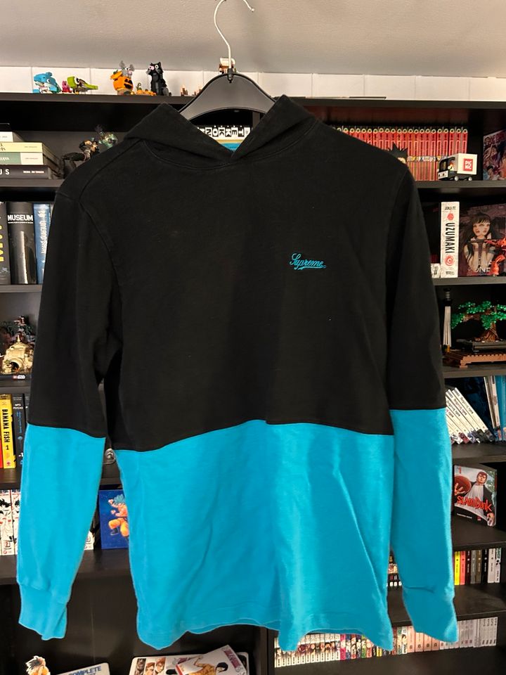 Supreme Sweatshirt/Hoodie in blau und schwarz Größe M in Dortmund