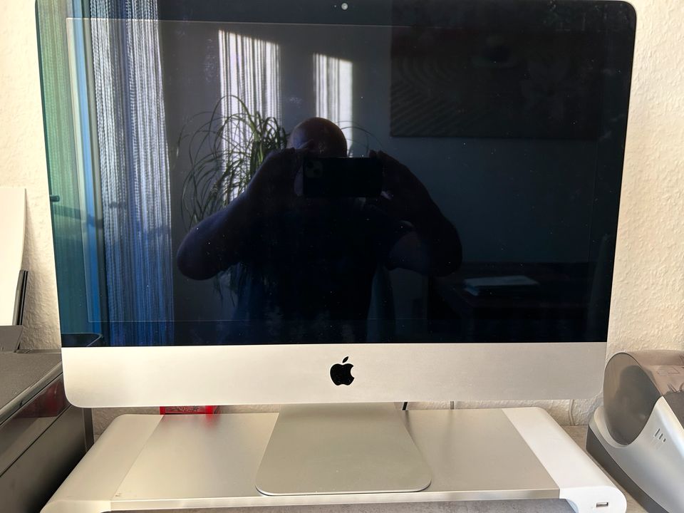 iMac mit 21,5 Bildschirm mit LED Hindergrundbeleuchtung in Neustadt b.Coburg