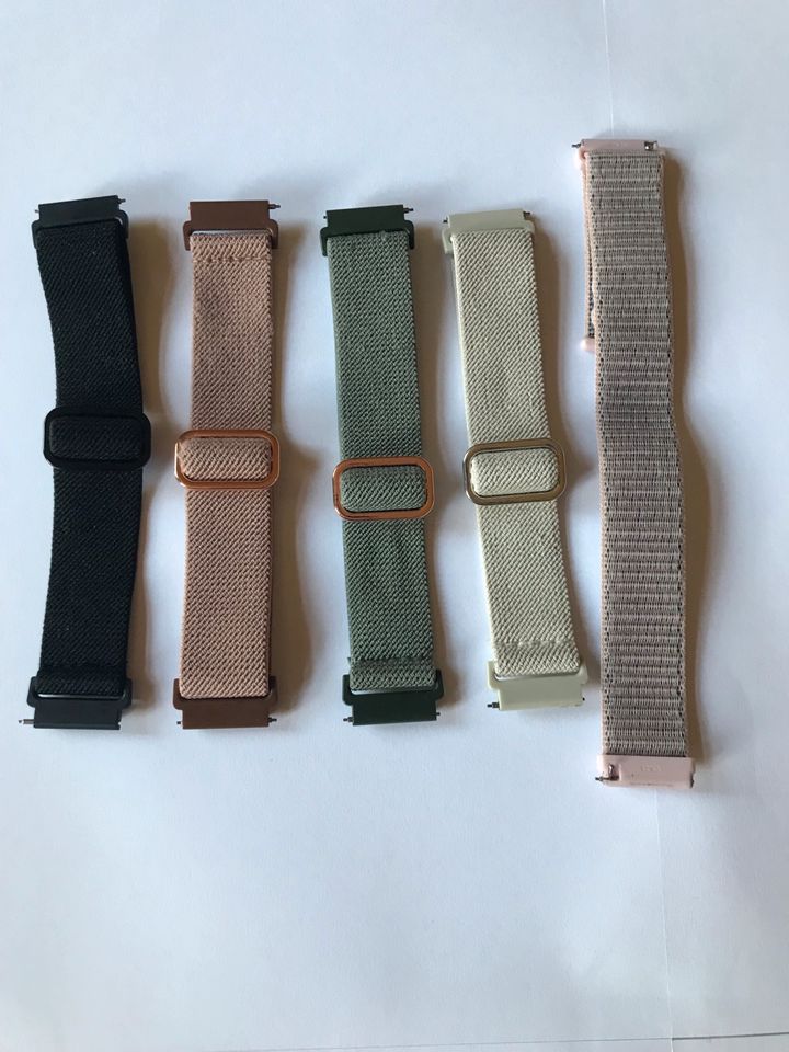 Armbänder und 2 Ladegeräte für Fitbit Versa 2 in Eisleben