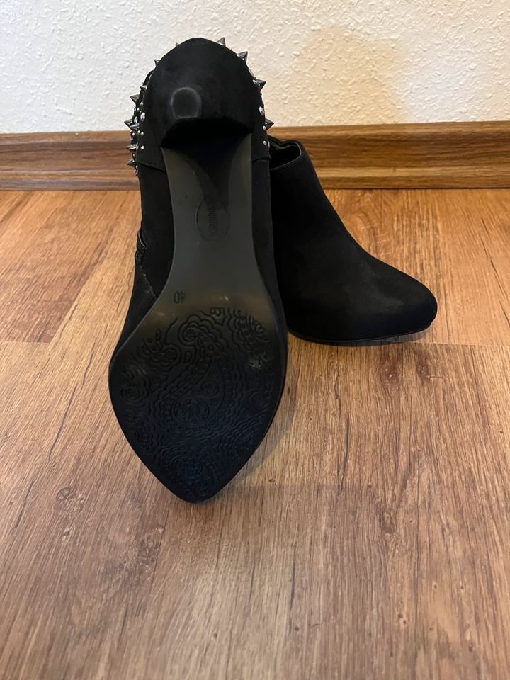 Neue Damenschuhe Größe 40 mit Nieten in Radolfzell am Bodensee