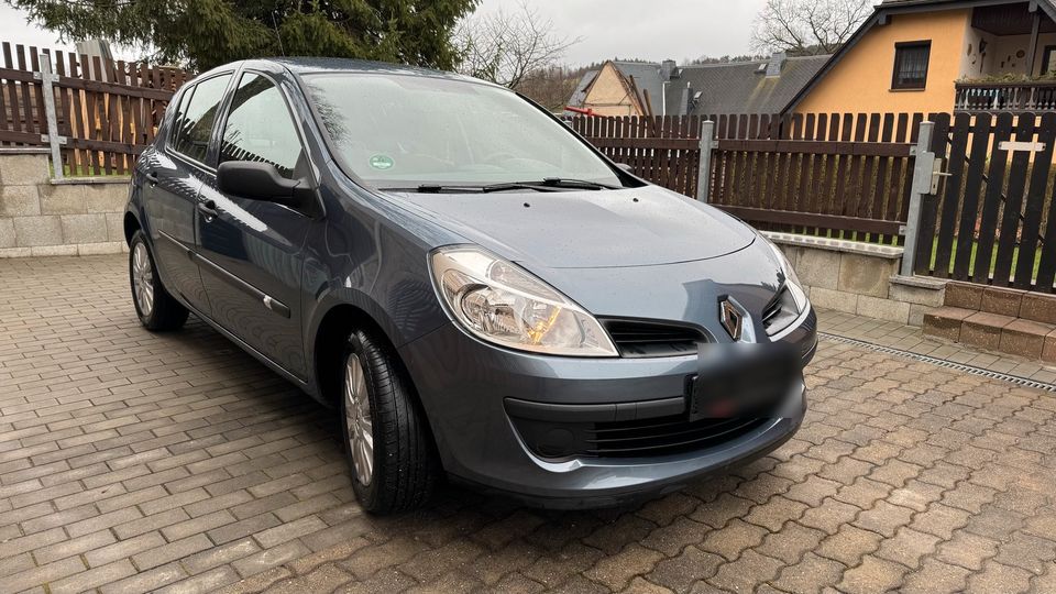 TOP TÜV NEU Renault Clio 1.6 16V Kleinwagen 5-Türer in Zschorlau