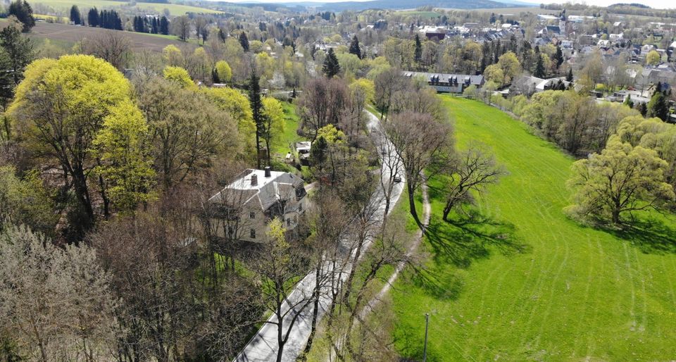 Schöne, teilsanierte Gründerzeit - Villa mit Wintergarten & Dachterrasse auf 2.868 m² großem Grundstück in Schlettau in Schlettau