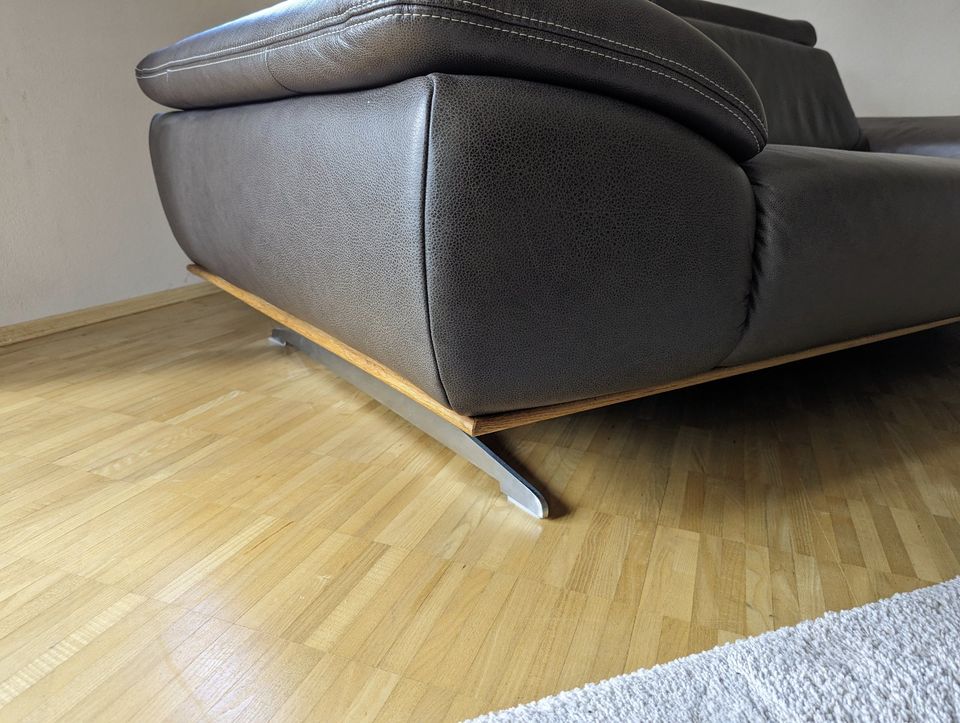Ledercouch Leder Sofa Marke Interliving mit Hocker Serie 4350 in Isen