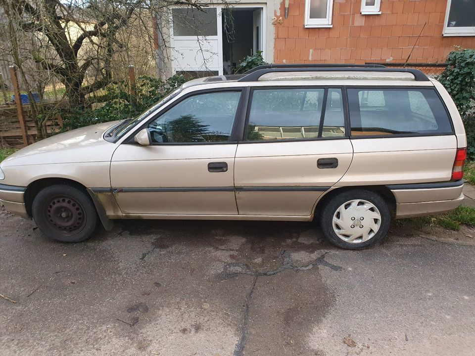 OPEL Astra Kombi mit Anhänger in Kraichtal