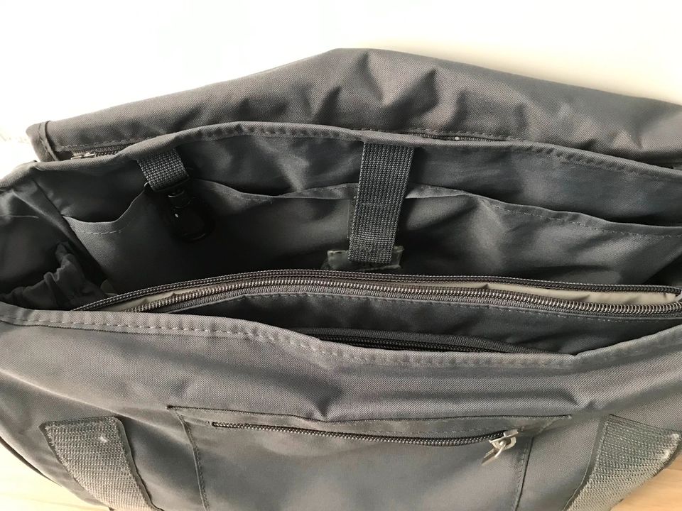 Lässig Wickeltasche in grau in Lorsch