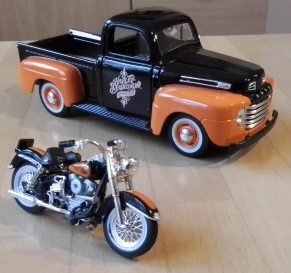 Ford F-1 Pick-Up 1948 + Harley Davidson Duo Glide Custom 1:24 in Babenhausen