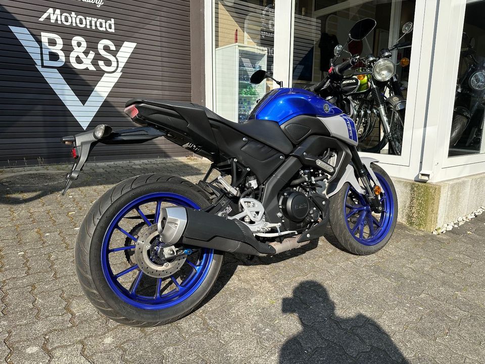 Yamaha MT-125 MT 125 1 Hand in Hanau