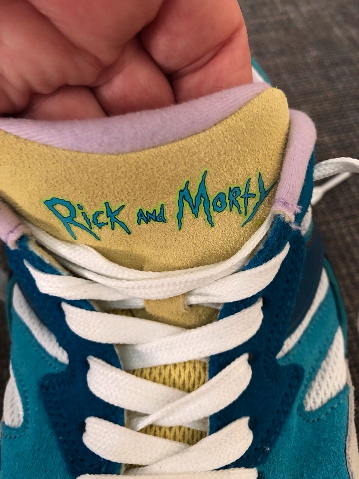 Neuwertige DIADORA RICK and MORTY X N902 gr.42.5  27cm SNEAKER in Berlin