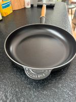 Le Creuset gusseiserne Bratpfanne Holzgriff, 26cm schwarz matt Kr. München - Aschheim Vorschau