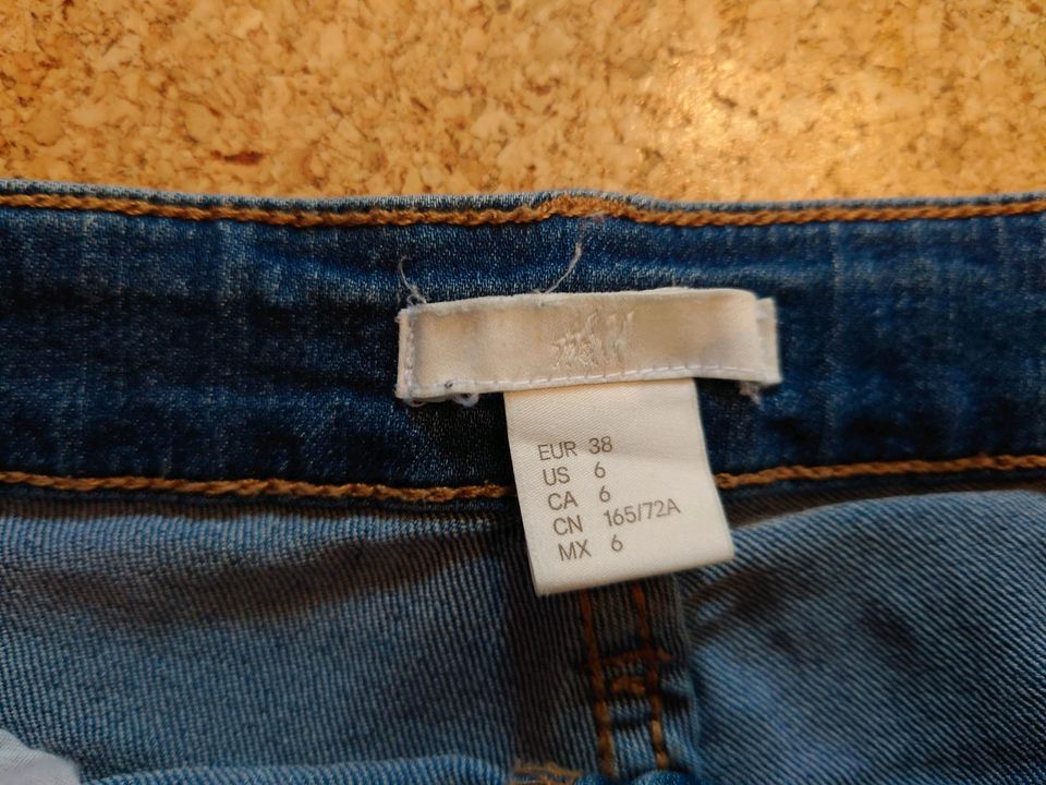 Jeans kurz Hotpants blau H&M Gr. 38 in Wismar