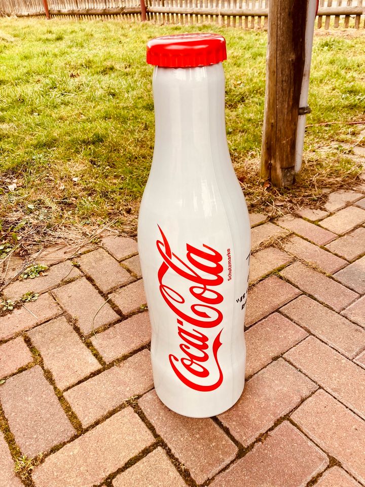 Große Coca Cola Sammelflasche in Struppen