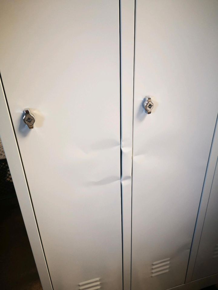 Stahlspinde Stahlschrank Schrank Kleiderspind 3 Abteil Garderobe in Wenden