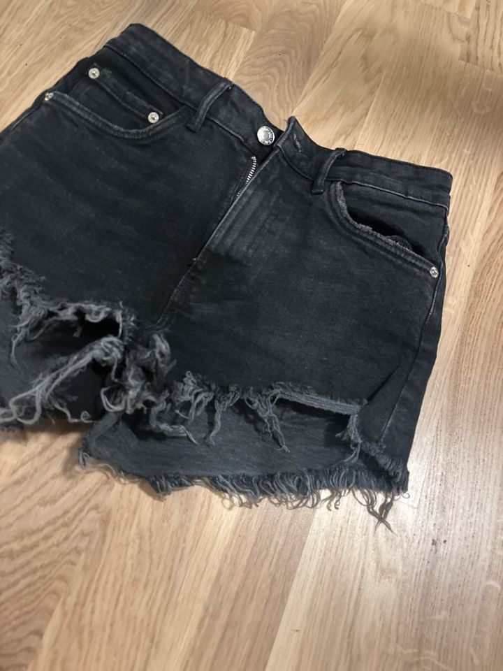 Zara Shorts S in München