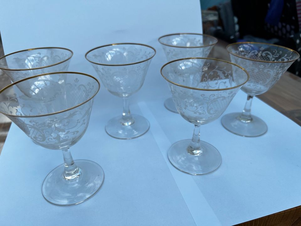 6 Weingläser (?) mit Goldrand, ganz zartes Glas, weißes Muster in Hilden