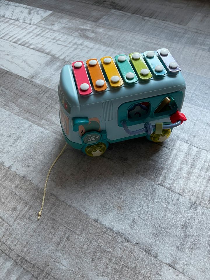 Kleiner Spielzeugbus mit Sortierfunktion in Erkrath