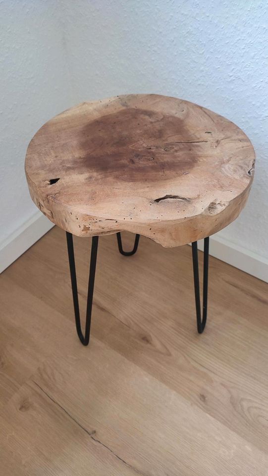 Hocker Beistelltisch Holz Metallbeine Baumstamm Scandi Westwing in Herford