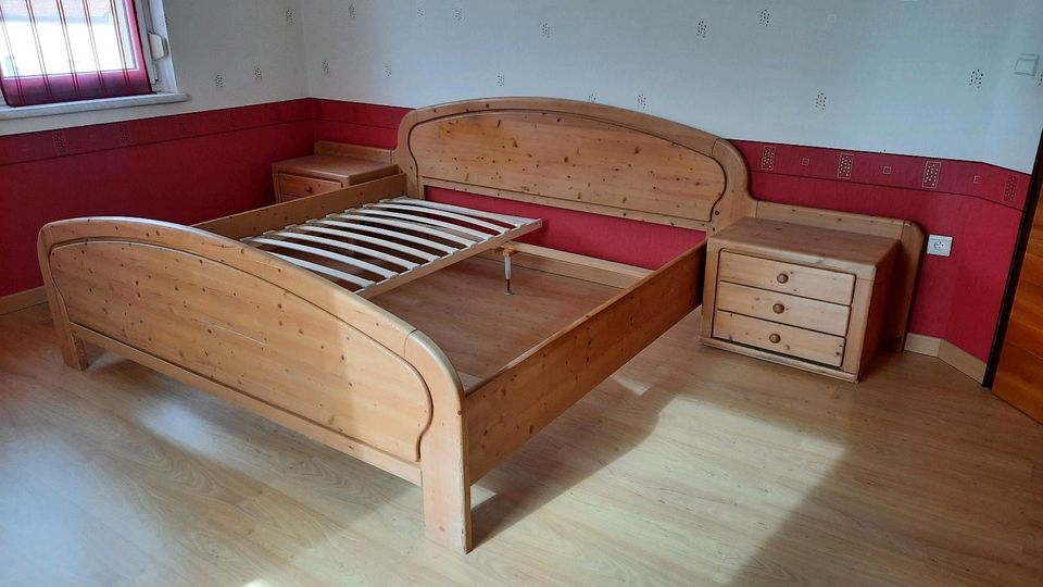 Massivholz Doppelbett (2x2m) mit Nachttischen in Iffezheim