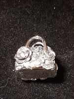 Kleine Silbertasche (Charm) mit Blumen☆ süss☆1,2 × 1 cm gross☆ Hessen - Hessisch Lichtenau Vorschau