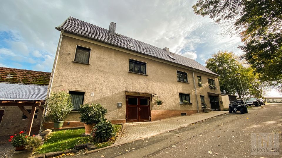 Autark leben zwischen Weimar und Rudolstadt  – gepflegtes Zweifamilienhaus in Ortsrandlage | 3 Garagen | Großer Garten | Herrliche Umgebung! in Blankenhain