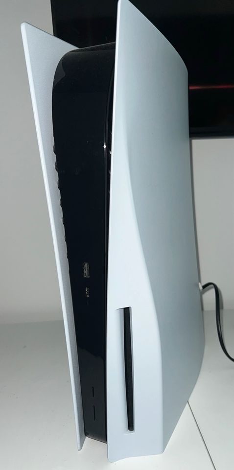 PS5 Disk Version PlayStation mit einem Controller in München