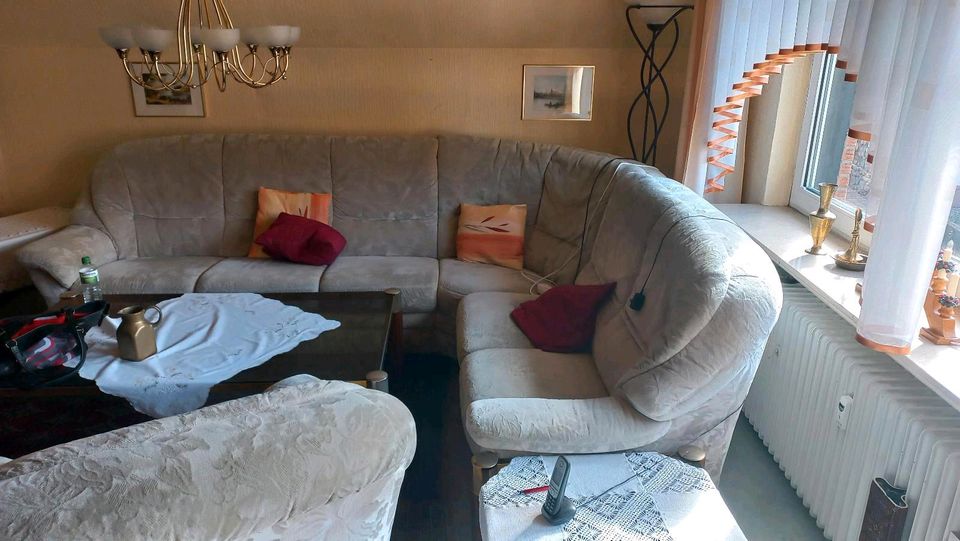 Bis 11.05. : Sofa, 1 Sessel, Tische, Schrank und Teppich in Barntrup