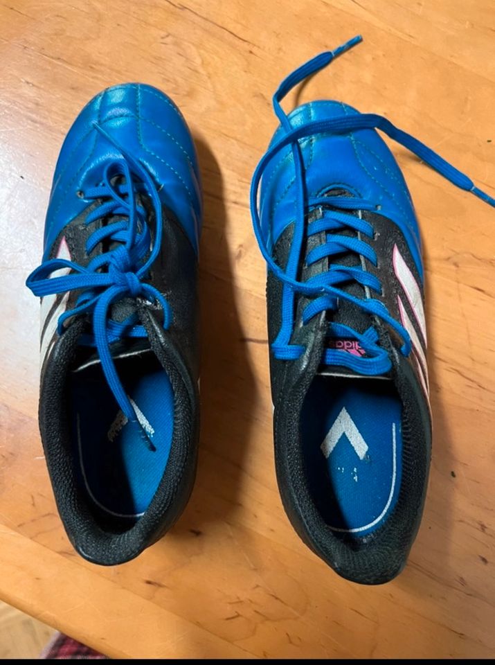 Adidas Fußball Schuhe gr.: 33 in Stade