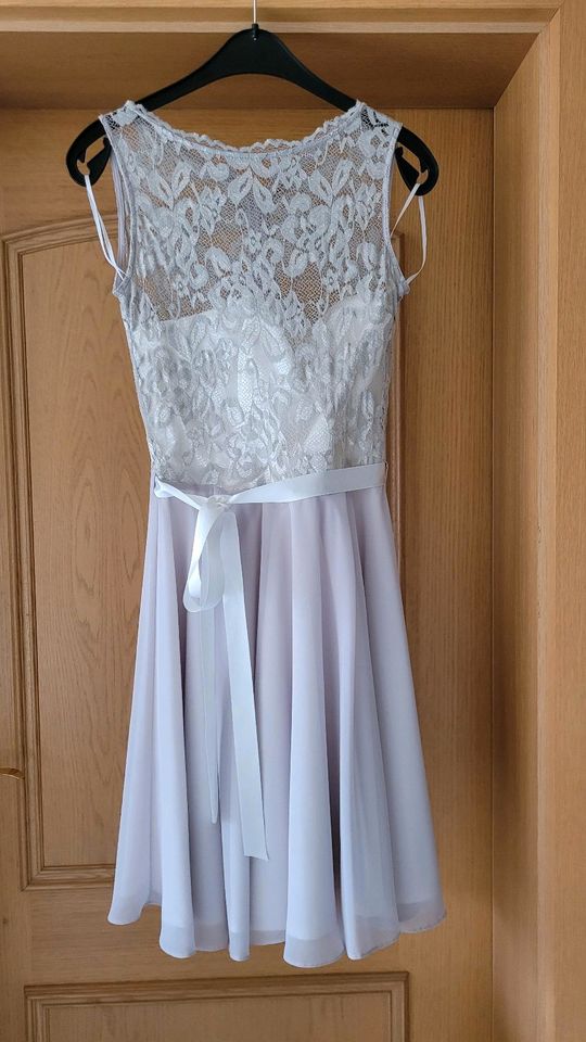 Festliches Kleid und Pumps für Hochzeit, Abiball, Cocktailkleid in Calberlah