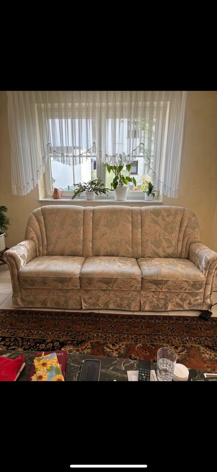 Wohnzimmer Sofa Schrank Tisch Lampe Couch in Hanau