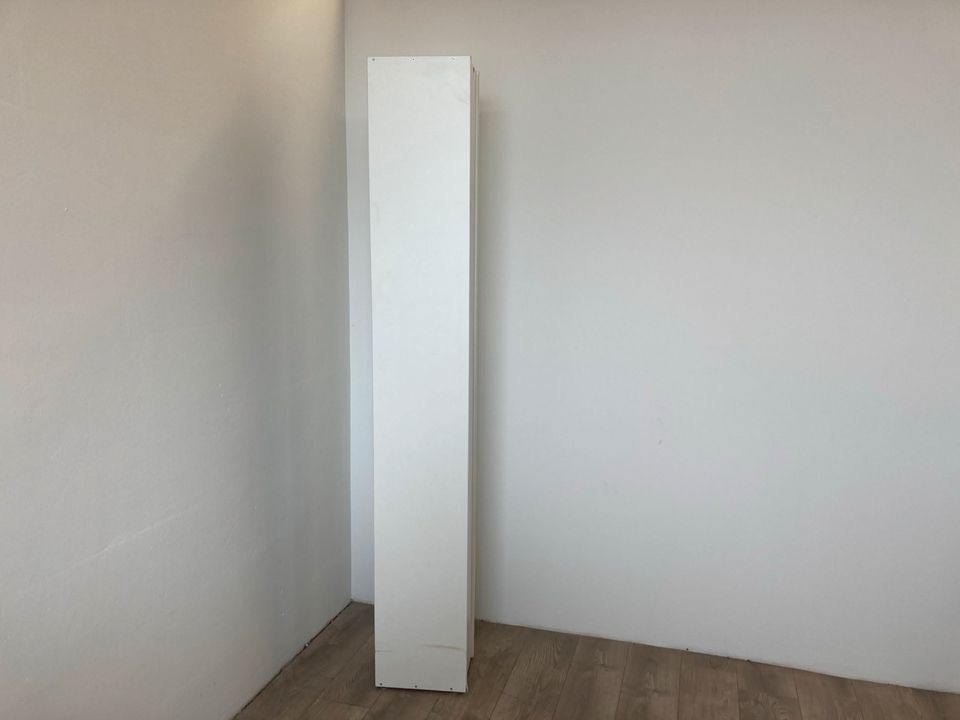 #A Bücherregal weiß Regal Hochschrank 202 cm Ikea Holz Wohnzimmer in Burgstädt