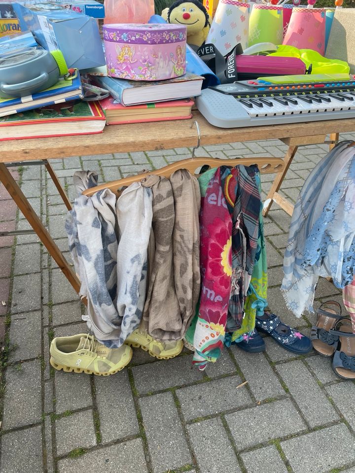 Bekleidung Spiele Schwimmen Schuhe Spielzeug Flohmarkt in Rastede