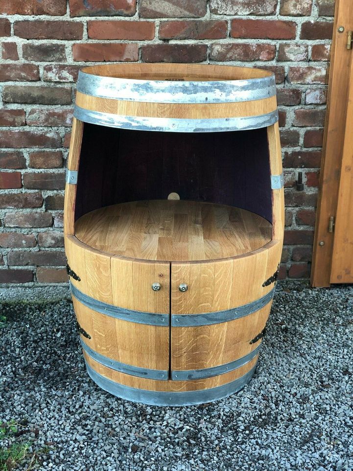 Weinfassbar mit großer Öffnung und kleinen Türen, geölt in Iserlohn