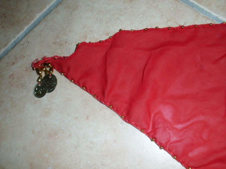 Bauchtanz : Hüfttuch in rot mit aufwändiger Münzhäckelarbeit... in Neumünster