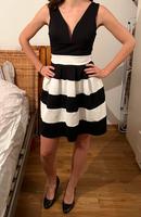 Schwarz-weiß gestreiftes Kleid mit tiefem Ausschnitt Bayern - Puchheim Vorschau