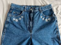 Momjeans Highwaist Damen, dunkelblau mit Gänseblümchen, Größe 40 Hessen - Marburg Vorschau