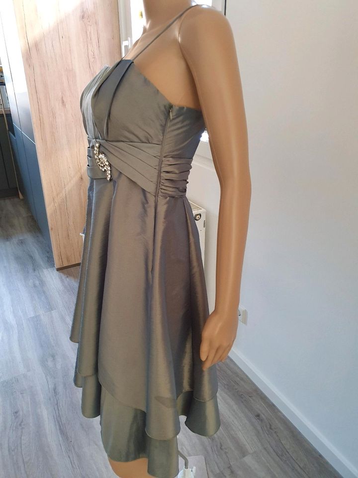 Neuwertig!Kleid mit verstellbaren Trägern mit Stola,36,grün,khaki in Düren