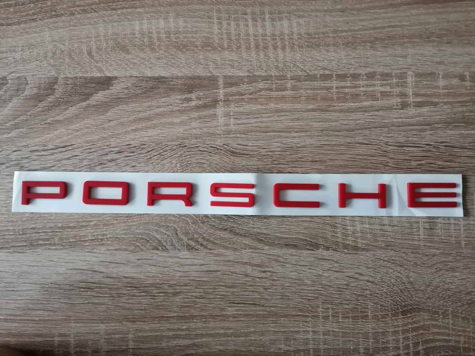 Porsche Rot Schriftzug Emblem Logo in Duisburg