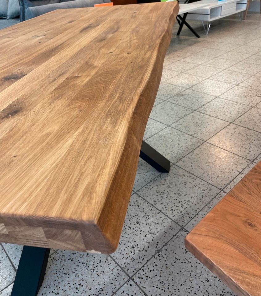 Esstisch Tisch + Massivholz Akazie +Echte Baumkante in Marburg